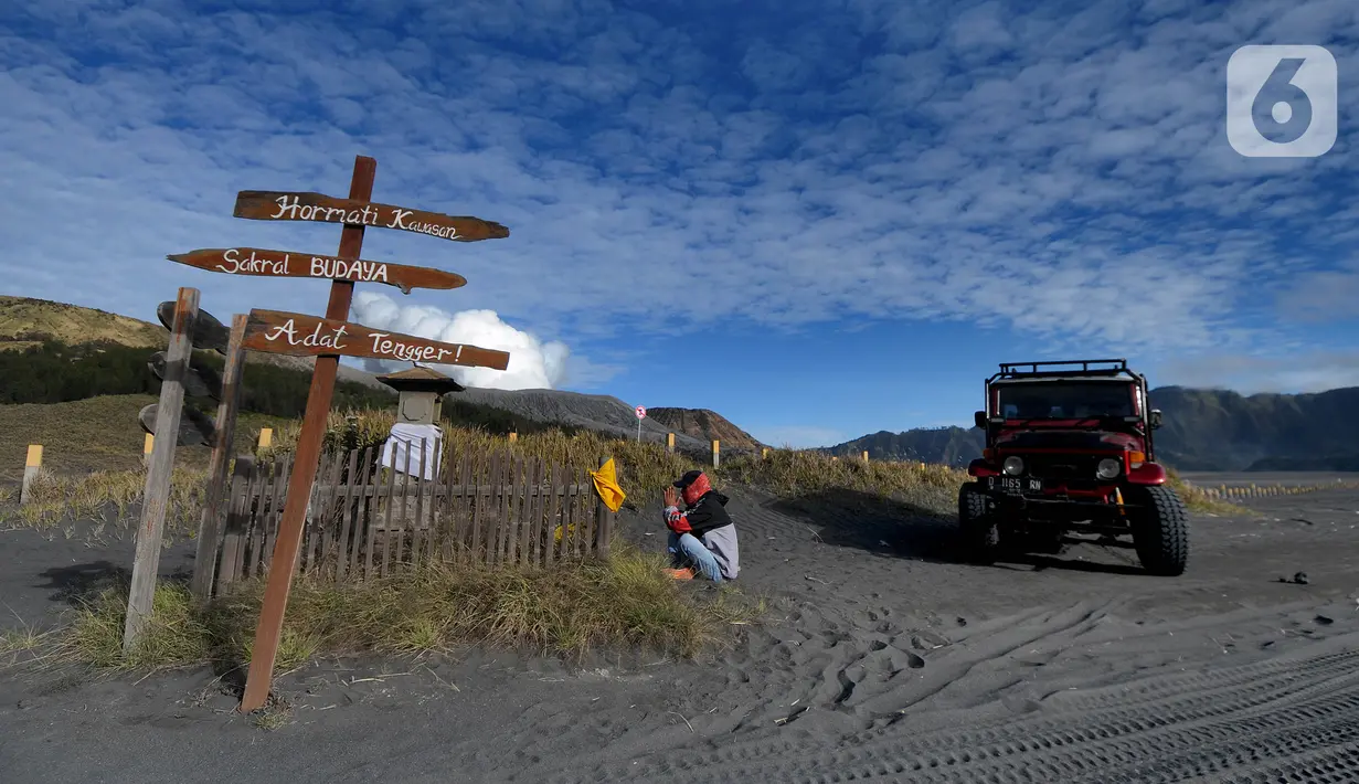 <p>Warga Tengger yang juga sopir jeep bersembahyang sebelum beraktivitas di kawasan Gunung Bromo, Probolinggo, Jawa Timur, Jumat (10/9/2021). Balai Besar Taman Nasional Bromo Tengger Semeru (TNBTS) mulai dibuka untuk wisatawan secara bertahap. (merdeka.com/Arie Basuki)</p>