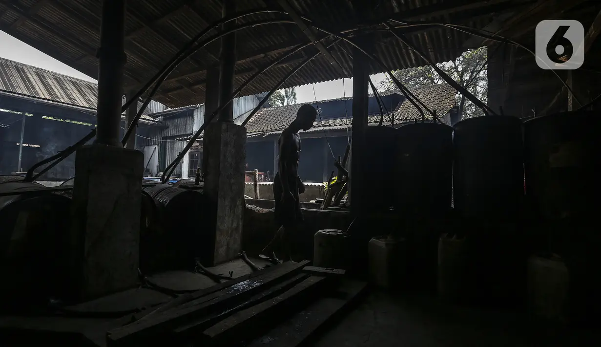 Pekerja membuat alkohol tradisional di industri rumahan Desa Bekonang, Kecamatan Mojolaban, Kabupaten Sukoharjo, Jawa Tengah, Rabu (18/11/2020). Untuk mendapatkan kualitas alkohol yang baik, proses penyaringan menjadi salah satu tahapan terakhir yang sangat diperlukan. (Liputan6.com/Johan Tallo)