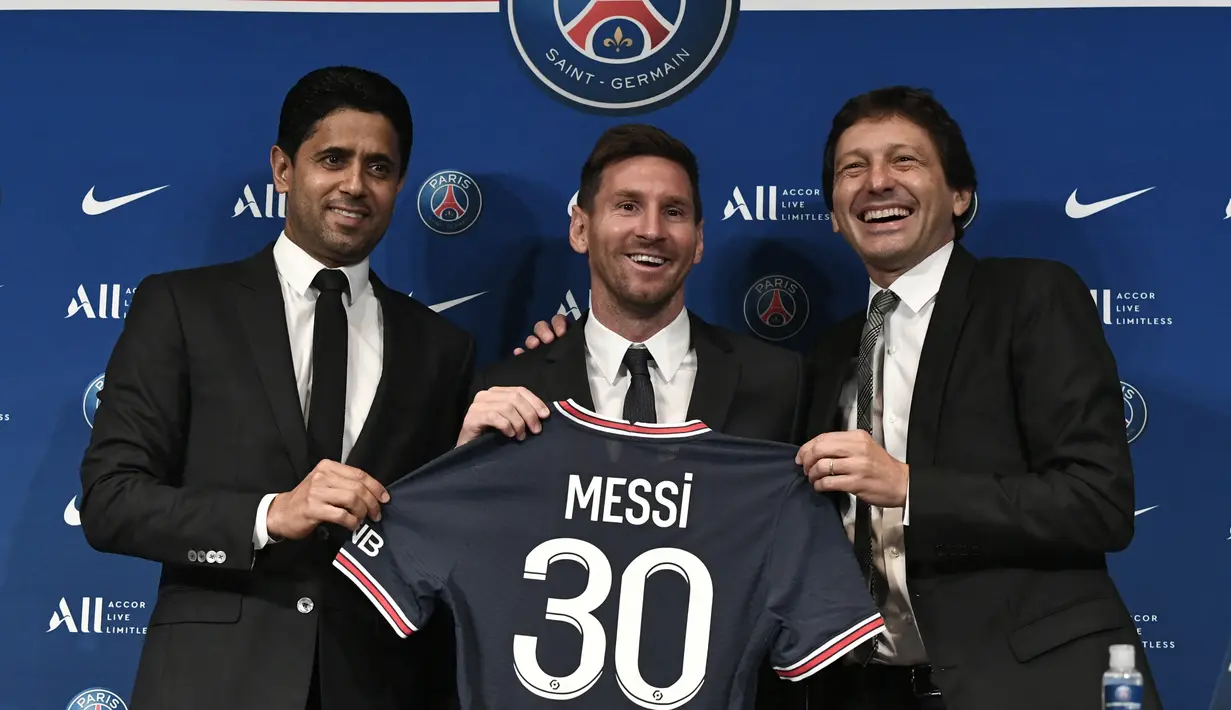 Presiden Paris Saint-Germain (PSG) Nasser Al-Khelaifi (kiri) dan Direktur Olahraga PSG Leonardo Nascimento de Araujo (kanan) berpose Lionel Messi selama pers konferensi di stadion Parc des Princes di Paris, Rabu (11/8/2021). (STEPHANE DE SAKUTIN/AFP)