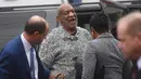 Aktor  Bill Cosby turun dari mobilnya saat tiba di Pengadilan Montgomery County, Pennsylvania, Rabu (30/12). Cosby dikenai tuduhan penyerangan seksual dalam satu peristiwa di 2004 yang melibatkan seorang pegawai universitas setempat. (REUTERS/Mark Makela)