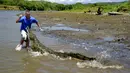 Seorang petugas sedang bermain dengan seekor buaya di tepi Sungai Tarcoles, Rio Grande, Kosta Rika, Jumat (13/3/2015). Buaya menjadi daya tarik objek wisata Sungai Tarcoles. (AFP Photo/Ezequiel Becerra) 