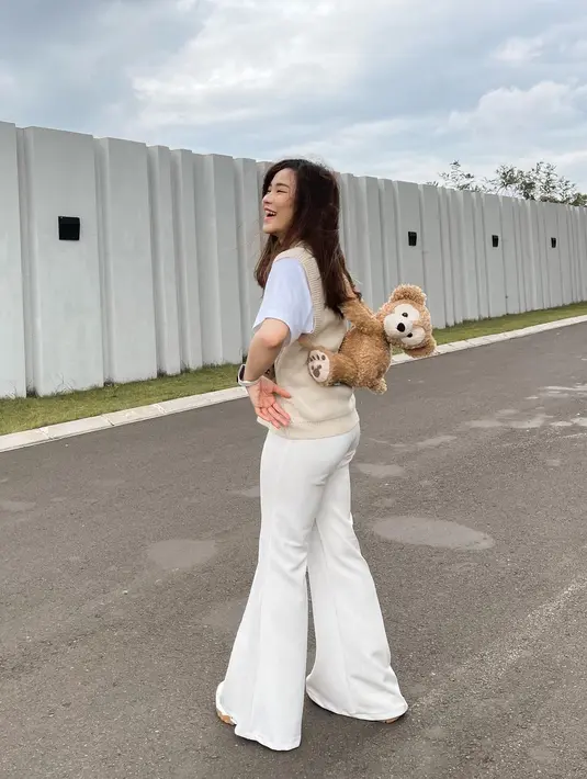 Apalagi ditambah dengan aksesori tas boneka beruang yang super cute (Foto: Instagram @jessicajane99)
