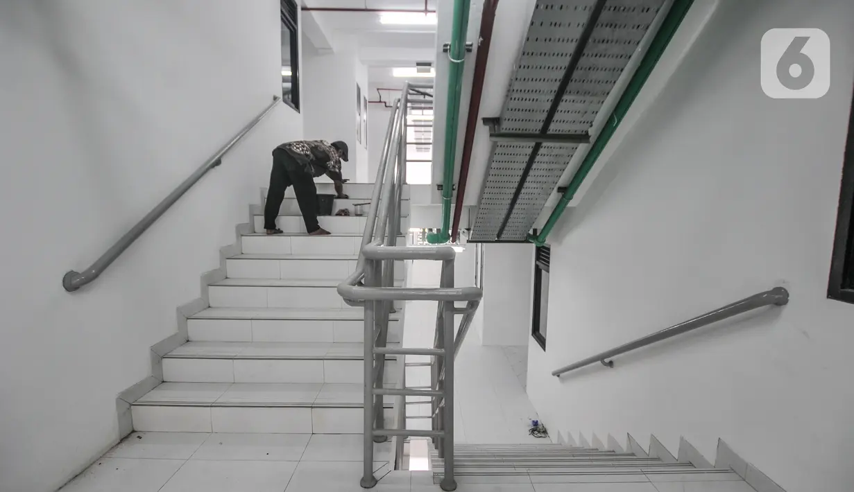Pekerja saat membersihkan tangga di salah satu unit Kampung Susun Akuarium, Jakarta, Selasa (17/8/2021).  Kampung Susun Akuarium terdiri atas 5 blok dengan total 241 unit hunian dan tiap blok memiliki 32-56 unit hunian tipe 36, termasuk unit khusus disabilitas. (merdeka.com/Iqbal S. Nugroho)