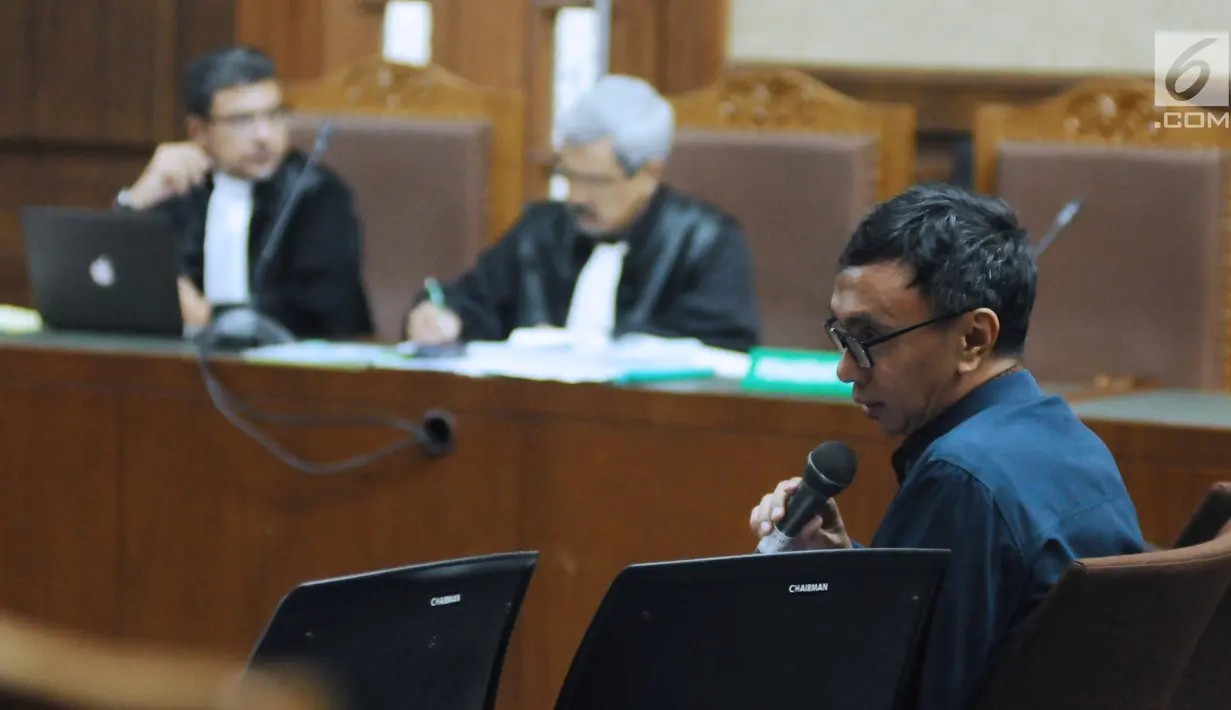 Terdakwa dugaan suap pemberian opini WTP laporan keuangan Kemendes PDTT, Ali Sadli saat mengikuti sidang lanjutan di Pengadilan Tipikor, Jakarta, Jumat (2/2). Sidang ini beragendakan pemeriksaan terdakwa. (Liputan6.com/Helmi Fithriansyah)
