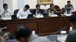 (Ki-ka) Menhub Ignasius Jonan, Menkumham Yasonna Laoly, Menlu Retno Marsudi dan Menko Maritim Rizal Ramli mengikuti rapat terbatas mengenai penanggulangan aksi penyelundupan, di Kantor Presiden, Jakarta, Rabu (15/3). (Liputan6.com/Faizal Fanani) 