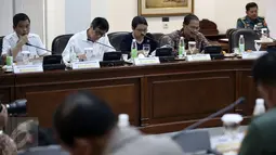 (Ki-ka) Menhub Ignasius Jonan, Menkumham Yasonna Laoly, Menlu Retno Marsudi dan Menko Maritim Rizal Ramli mengikuti rapat terbatas mengenai penanggulangan aksi penyelundupan, di Kantor Presiden, Jakarta, Rabu (15/3). (Liputan6.com/Faizal Fanani) 