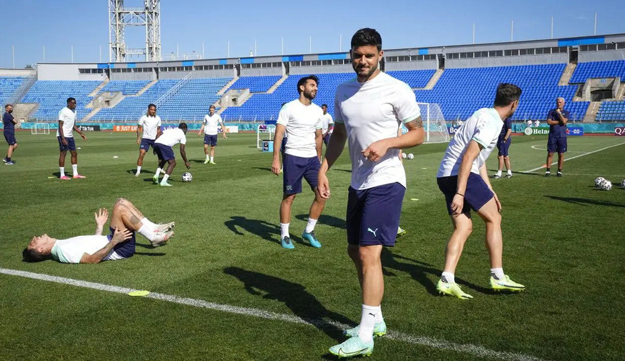 Para pemain Swiss menghadiri sesi latihan di Stadion Petrovsky, St. Petersburg, Rusia, Kamis (1/7/2021). Swiss akan menghadapi Spanyol pada pertandingan perempat final Euro 2020. (AP Photo/Dmitri Lovetsky)