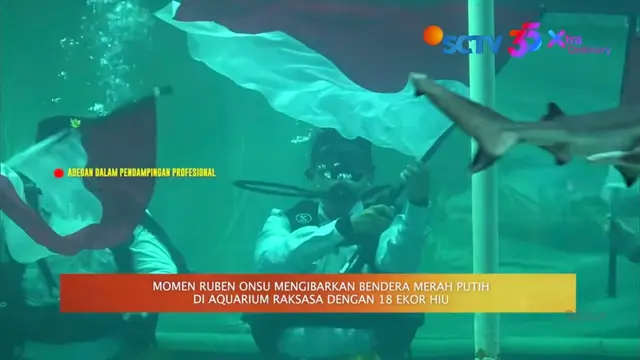 Ruben Onsu kibarkan Bendera Merah Putih di kolam hiu. (Hot Shot via YouTube/ SCTV)