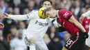 Gelandang Manchester United, Marcel Sabitzer berebut bola dengan pemain Leeds United, Brenden Aaronson selama pertandingan Liga Premier Inggris di Elland Road, Leeds, Inggris, Minggu (12/2/2023). Leeds di urutan ke-17 atau satu strip dari zona degradasi dengan 19 poin dari 22 laga. (AP Photo/Jon Super)