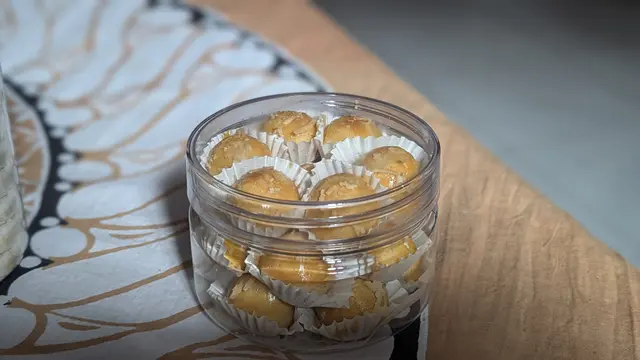 Kue-kue Lebaran seperti nastar, kastengel, dan putri salju tinggi gula dan lemak. Batasi makan kue Lebaran agar berat badan tidak naik.