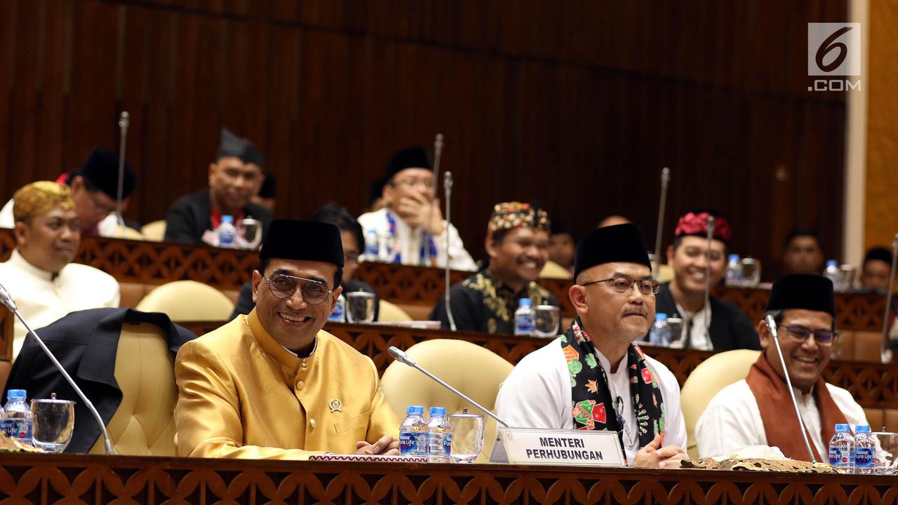 Menhub Gunakan Pakaian Adat