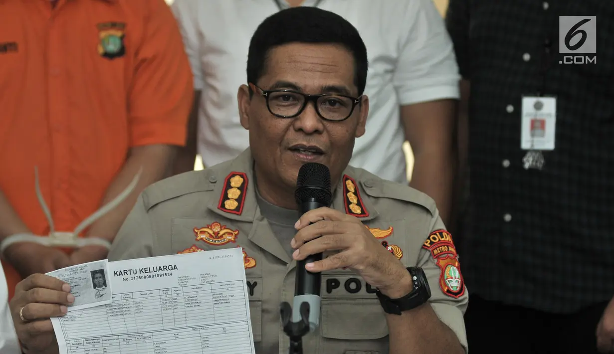 Kabid Humas Polda Metro Jaya Kombes Pol Argo Yuwono menunjukkan barang bukti saat rilis kasus penipuan di Mapolda Metro Jaya, Jakarta, Senin (28/1). (Merdeka.com/Iqbal S. Nugroho)