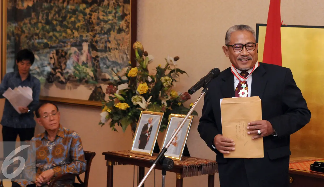 Ketua Prodi Jepang UI, I Ketut Surajaya memberikan sambutan usai meneriman bintang jasa dari Dubes Yasuaki Tanizaki di Kedubes Jepang, Jakarta, Senin (1/8). I Ketut Surajaya berhasil memperkuathubungan Indonesia-Jepang. (Liputan6.com/Helmi Fithriansyah)
