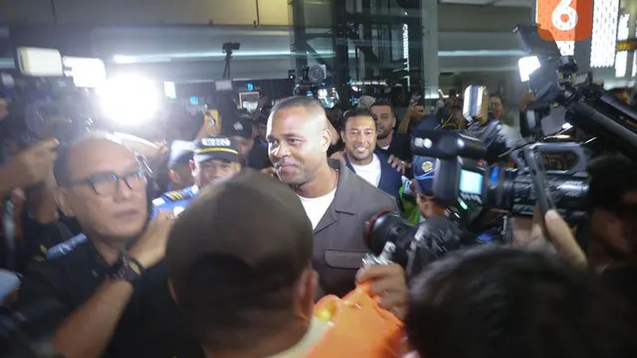 Aura Kedatangan Patrick Kluivert, Teriakan Piala Dunia dan Indonesia Menggema di Bandara Soekarno-Hatta
