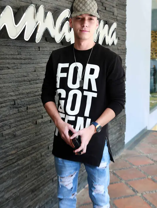 Ia mengakui bahwa jalinan asmara dengan lawan mainnya Natasha Wilona berakhir antara akhir Januari atau awal Februari tahun ini. Keduanya sepakat untuk menyudahi kisah cintanya secara baik-baik. (Deki Prayoga/Bintang.com)