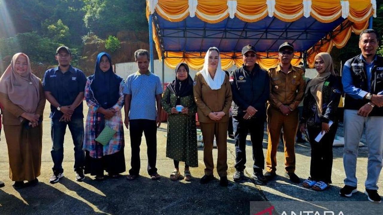 Pemkab Natuna Salurkan Bantuan PKH dan Beras untuk Warga Pulau Penyangga