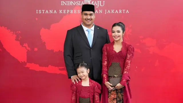 Dito Ariotedjo dilantik lagi sebagai Menteri Pemuda dan Olahraga, dengan sang istri Niena Kirana Riskyana turut menemani.