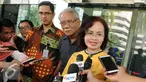 Anggota Timsel, Betti Alisjahbana memberikan keterang di Gedung KPK Jakarta, Selasa (17/1). Kedatangan timsel itu untuk meminta bantuan KPK dalam menelusuri rekam jejak calon komisioner KPU-Bawaslu periode 2017-2022. (Liputan6.com/Helmi Affandi)