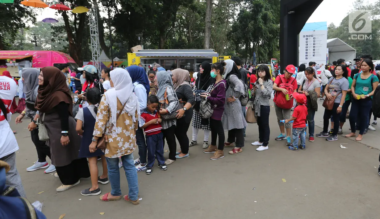 Calon penonton antre untuk foto di landmark Asian Festival 2018 di kawasan Gelora Bung Karno Senayan, Jakarta, Minggu (2/9). Jelang Closing Ceremony Asian Games 2018 calon penonton memadati komplek GBK. (Liputan6.com/Fery Pradolo)