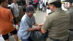 Kisruh antara petugas dan pedagang terjadi saat penertiban PKL di Tanah Abang. Petugas padahal telah berkali-kali melakukan sosialisasi tapi PKL terus membandel.