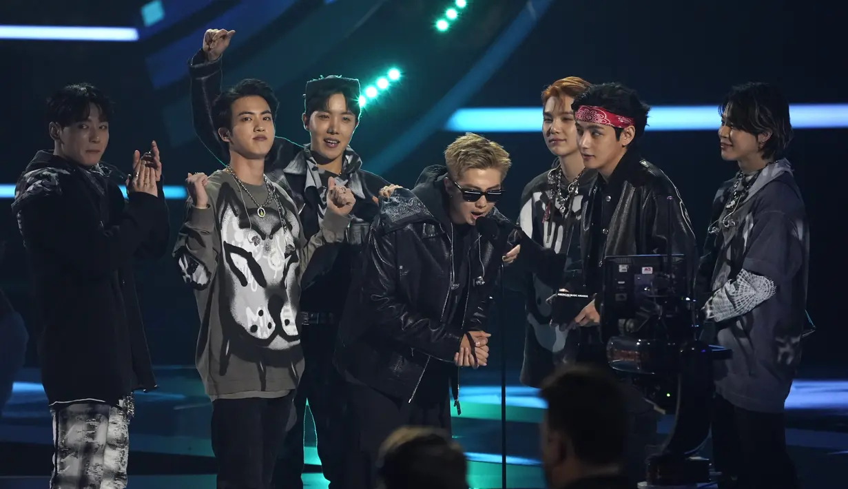BTS menerima penghargaan untuk duo atau grup pop favorit di American Music Awards di Microsoft Theater di Los Angeles, California (22/11/2021). (AP Photo/Chris Pizzello)