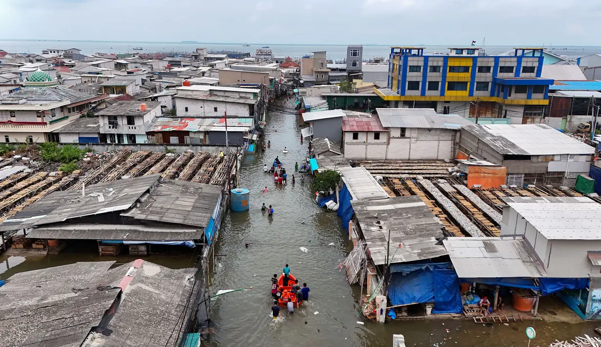 Gambar udara suasana banjir rob di kawasan Muara Angke, Jakarta, Senin (16/12/2024). (merdeka.com/Arie Basuki)