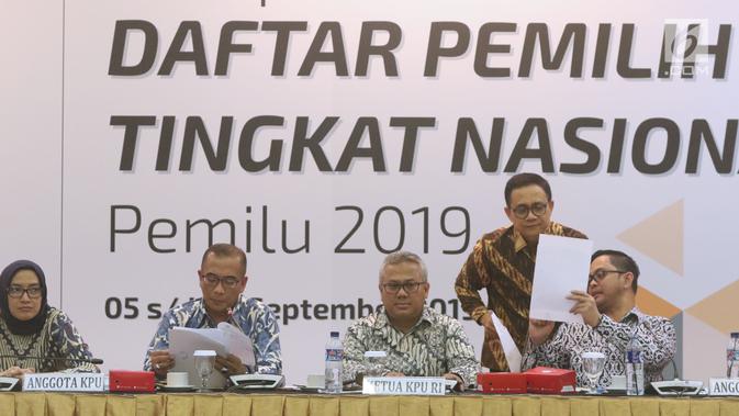 Ketua KPU RI, Arief Budiman (tengah) bersama komisioner KPU saat rapat pleno rekapitulasi DPT tingkat nasional di Jakarta, Rabu (5/9). Rapat pleno dihadiri perwakilan partai politik peserta Pemilu 2019. (Liputan6.com/Helmi Fithriansyah)