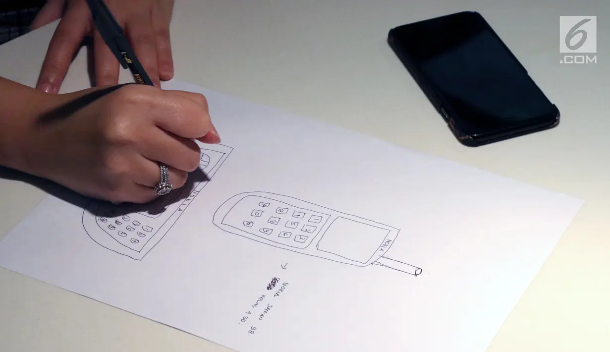 Selebgram menggambar ponsel Nokia seri lawas saat acara #Nokiatributetomom yang diselenggarakan Fimela.com dan Nokia di Kota Kasablanka, Jakarta, Minggu (27/5). Pihak Nokia memperkenalkan produk terbarunya. (Liputan6.com/Helmi Fithriansyah)
