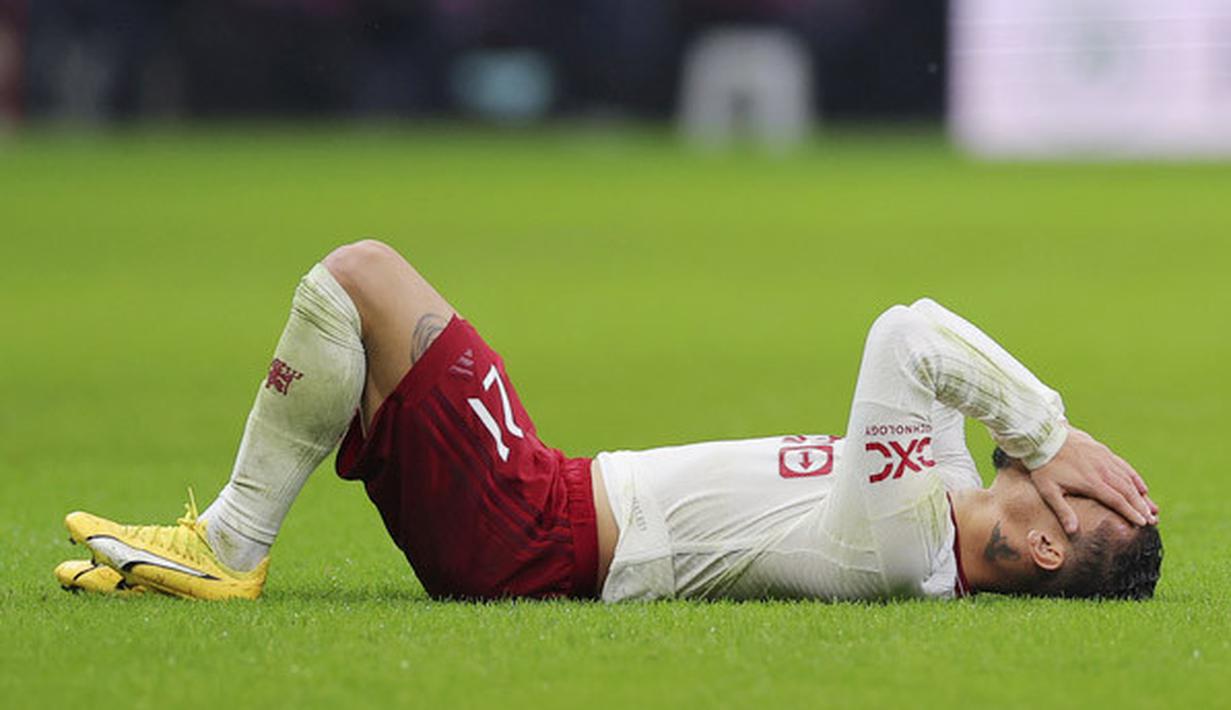 Pemain Manchester United, Antony, tampak kecewa setelah ditahan imbang Galatasaray pada laga grup A Liga Champions di Stadion Rams Park, Kamis (30/11/2023). MU hanya memenangi satu dari lima pertandingan Liga Champions musim ini dan kembali gagal mendulang tiga poin. (AP Photo)