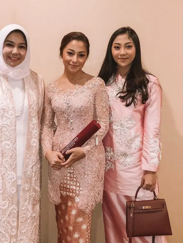 Nikita Willy kenakan kebaya (Instagram/nikitawillyofficial94)