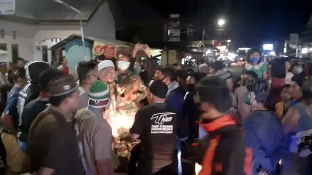 Warga Kelurahan Talumolo, Kecamatan Dumbo Raya, Kota Gorontalo, memblokir Jalan Trans Sulawesi lantaran dilarang tarawih. (Foto: Liputan6.com/Arfandi Ibrahim)