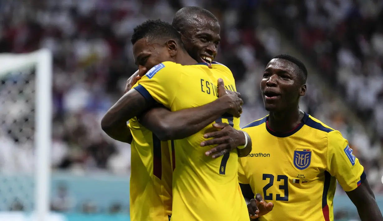 Hasilnya, Enner Valencia sukses menjaringkan dua gol ke gawang Qatar di awal babak pertama yang akhirnya tak mampu dibalas tuan rumah hingga laga usai. (AP/Manu Fernandez)