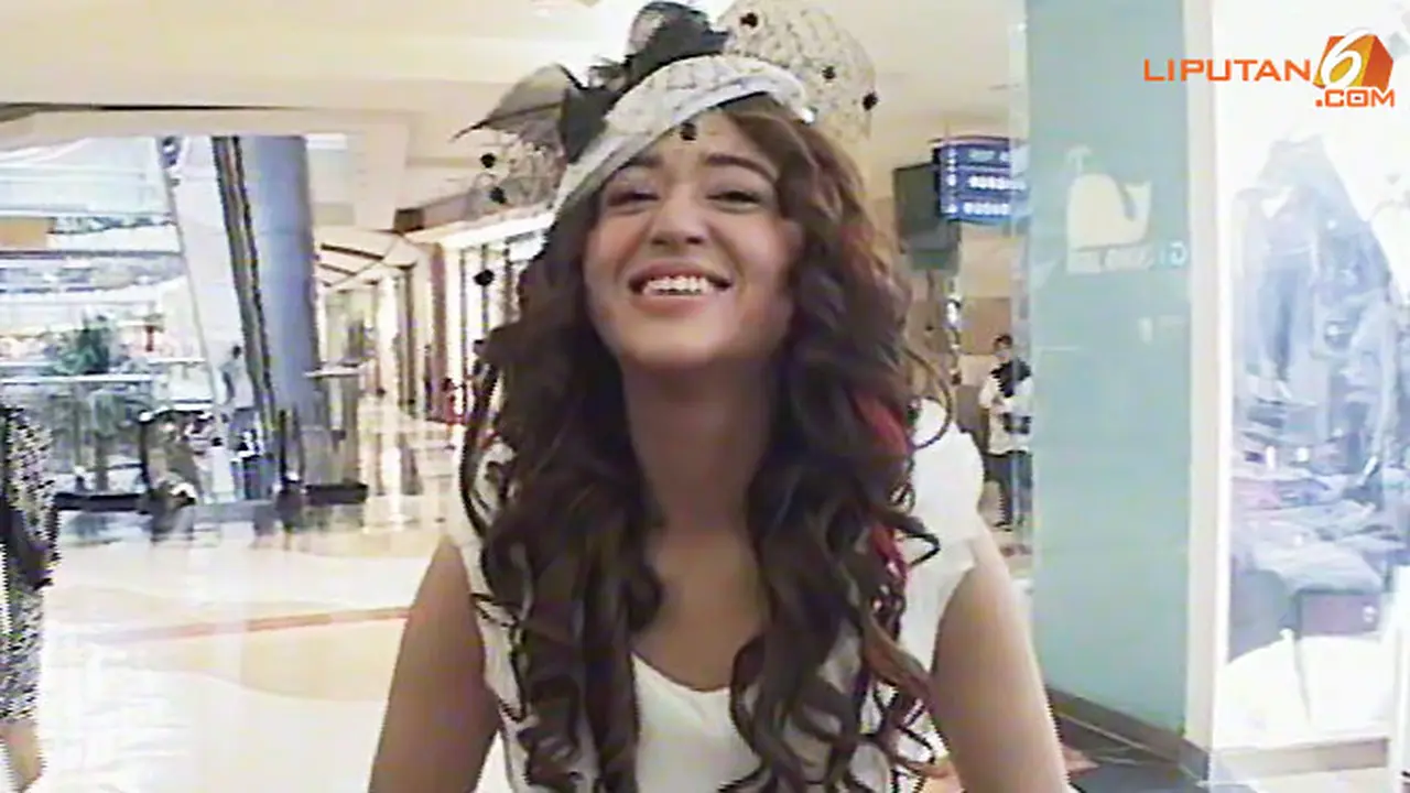 dewi-perssik-tertawa-renyah-130108b.jpg