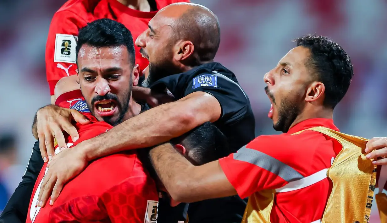 Namun, memasuki menit akhir pertandingan, wasit Ahmed Al Kaf asal Oman tak meniup peluit panjang meski 6 menit tambahan waktu telah berakhir. (Instagram Timnas Bahrain)