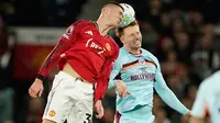 Benjamin Sesko berduel dengan Sepp van den Berg di laga Manchester United vs Brentford, Selasa (28/4/2026) (AP Photo/Dave Thompson)