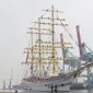 KRI Bima Suci bersiap bersandar di Pelabuhan Tanjung Priok, Jakarta Utara, Kamis (16/11). Kapal latih tiang tinggi (tall ship) KRI Bima Suci merupakan penerus sang legenda KRI Dewa Ruci milik TNI Angkatan Laut. (Liputan6.com/Angga Yuniar)