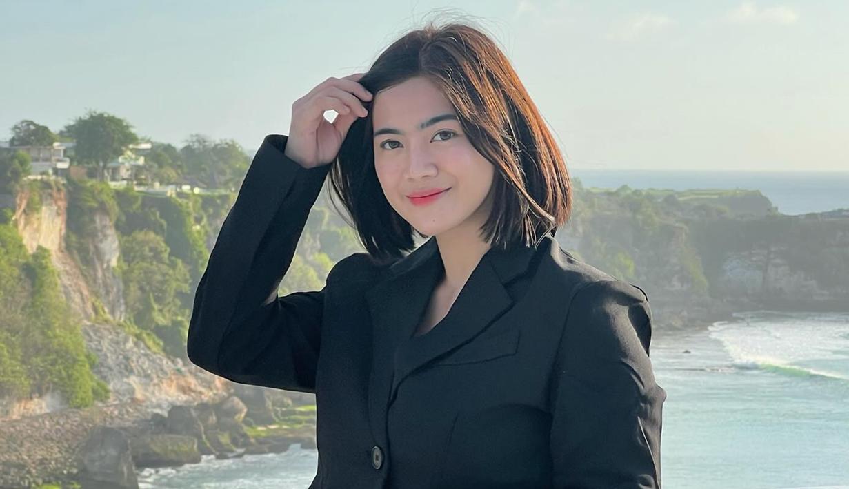 Kecantikan natural Felicya juga menjadi sorotan. Dalam mode kerja sekalipun, ia tampil dengan makeup minimalis yang justru menonjolkan keanggunannya. Gaya busana yang simpel namun elegan semakin menambah kesan profesional dan inspiratif. (Liputan6.com/IG/@felicyangelista_)