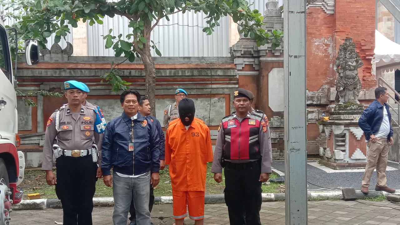 Tersangka dan barang bukti TPPU dan Bisnis Ilegal Pakaian Bekas di Bali saat ditampilkan pada konferensi pers, di GOR Ngurah Rai Denpasar Bali, Senin (15/12).