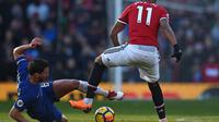 Gelandang Chelsea, Daniel Drinkwater (kiri) saat beraksi melawan Manchester United (MU). (Oli SCARFF / AFP)