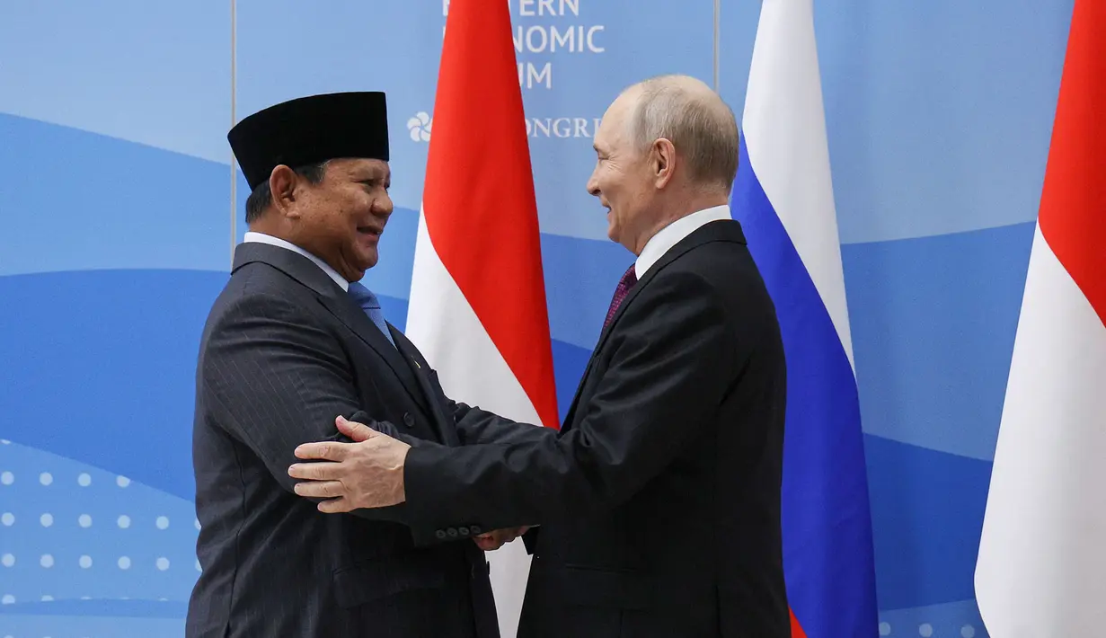 Presiden Prabowo Subianto  dan Presiden Rusia Vladimir Putin mengadakan pertemuan di sela-sela Forum Ekonomi Timur di Vladivostok, Kamis, 3 September 2026. (AFP/  Vyacheslav Prokofyev/ Pool)