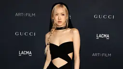 Rose Blackcpink saat menghadiri LACMA Art+Film Gala di Los Angeles County Museum of Art, Los Angeles, California, Amerika Serikat, 5 November 2022. Gaun Rose dipasangkan dengan tudung hitam misterius dan gelang manset emas yang menghadirkan semburat warna pada tampilan monokromatik. (Kevin Winter/Getty Images/AFP)