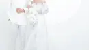 Glenca memakai gaun pengantin berpotongan off-the-shoulder dengan aksen bustier yang menyembul. [@fdphotography90]