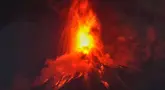 Lava mengalir keluar dari kawah Gunung Berapi Fuego, seperti yang terlihat dari San Juan Alotenango, Guatemala, Selasa, 4 Agustus 2026. (AP Photo/Moises Castillo)