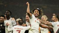 Para pemain Galatasaray melakukan selebrasi usai memenangi laga matchday 2 Grup A Liga Champions 2023/2024 saat menjamu Manchester United (MU) yang dihelat di Old Trafford, Rabu (4/10/2023) dini hari WIB. (AP Photo/Dave Thompson)
