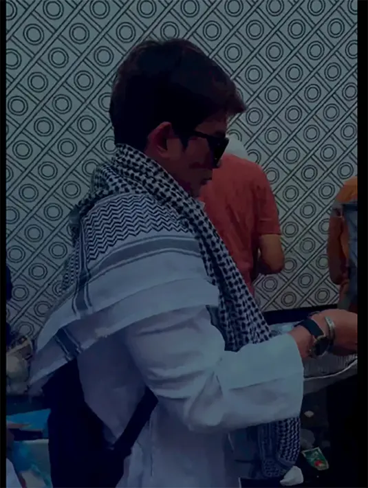 Tampak dalam  video singkat, Kiki dan Boby juga ikut membagika nasi dalam kotak dan air dalam kemasan untuk buka puasa para jamaah haji dari berbagai negara. [Instagram/kikifarrel_/boby_tince]