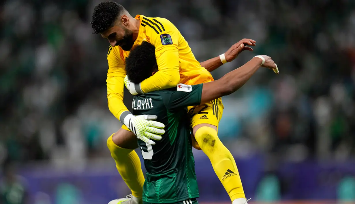 Keputusan wasit Evans Shaun Robert sempat berubah-ubah akibat pengecekan VAR, sebelum akhirnya mengonfirmasi gol tersebut, yang sempat membuat pemain Oman merayakan seolah-olah gol itu dianulir. (AP Photo/Aijaz Rahi)