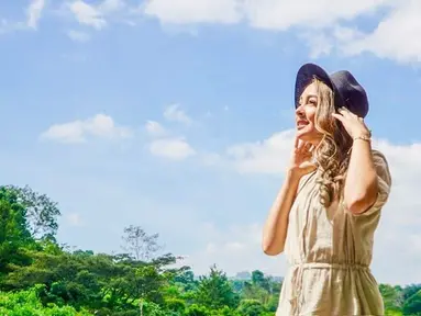 Reisa Broto Asmoro tampil sangat menawan saat liburan di Bandung. Menggunakan pakaian berwarna putih dan bertopi hitam, wajahnya tampak bercahaya diterpa sinar matahari. Rambutnya yang kekuningan membuat penampilannya semakin menawan. (Liputan6.com/IG/@reisabrotoasmoro)
