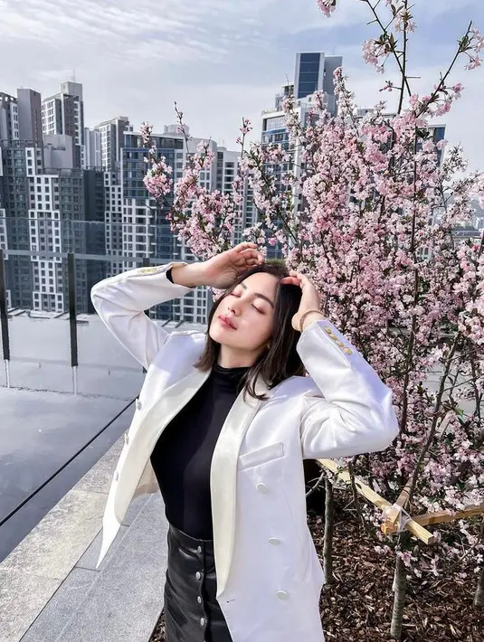 Kini batang hidungnya terlihat lebih tinggi dan tegas. [Foto: IG/inijedar].