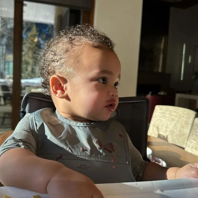 Kylie Jenner Go Public Pamer Wajah dan Nama Anak