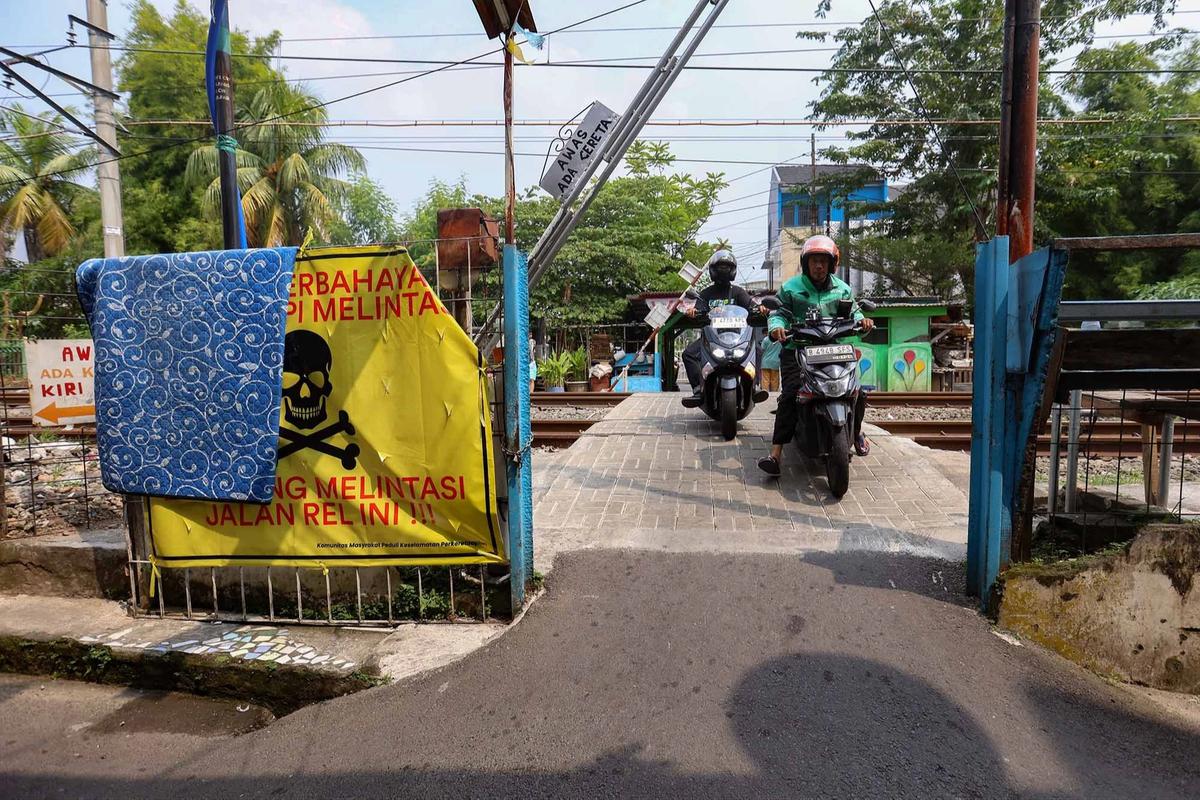 FOTO: Perlintasan Liar Tebet Ditutup Demi Keselamatan Warga